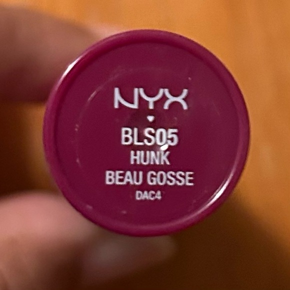 NYX - Butter Lipstick BLS05 HUNK BEAU GOSSE & Pixi No. 2 Champagne Glow (NEW). - Picture 2 of 3